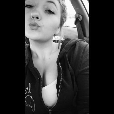 liltunechi_xoxo's profile picture. Eat with those you starved with