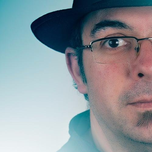 Adobe Certified Instructor en Photoshop CC, CS6, CS5 y CS4, ACE Photoshop, Máster en Multimedia y Video Interactivo y Máster de Diseño Gráfico y Autoedición
