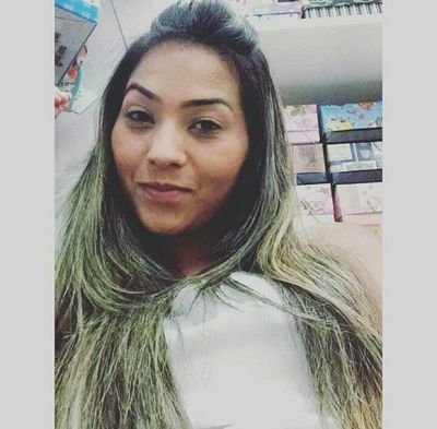 A elegância é quando se é tão linda por dentro quanto por fora.