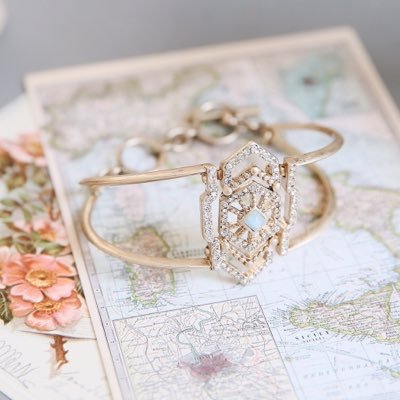 Chloe+Isabel designs beautiful jewelry collections from NYC for you! Retro glam to vintage vibes to minimalist pieces.
