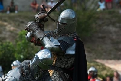 Noble chevalier au service de sa majesté,
à déjà :
-terrasser un troll des marais
-une horde de cochons sauvages
-une demi douzaine de sarrasin