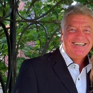 Superviseur des officiels de la LHJMQ. Directeur d'école à la retraite.
