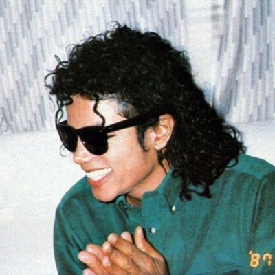 I made this account to share my love for Michael and meet fellow Moonwalkers :) I follow back all MJ fam/ Sigueme y te sigo tambien!