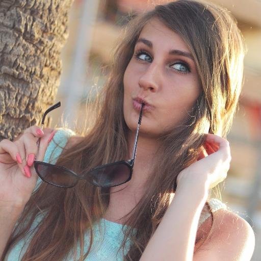20-ish coed who is part of the lifestyle I love watching and sharing groupsex.