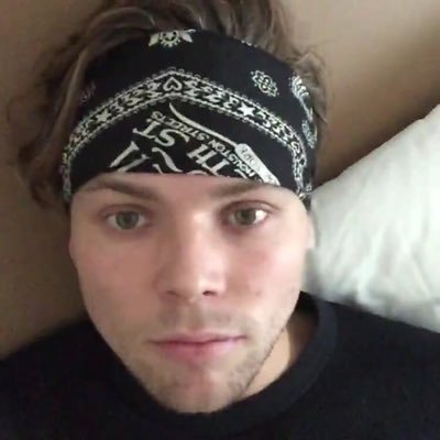 @ycungloveash gave you this free follow please go follow her back :)))