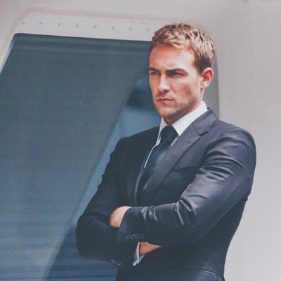 watch #TheRoyals every Tuesday at StarWorld // fan acc // check favorites