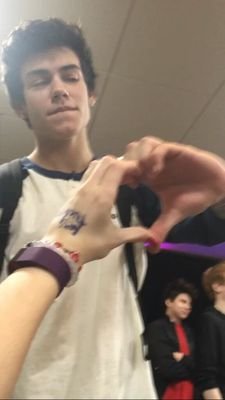 looking your eyes and see all the stars
tnx worthwes