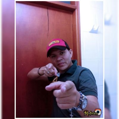 Amigo de todo aquel que hace el bien/ amante de las gatos y los libros/ Wha: +573165732741