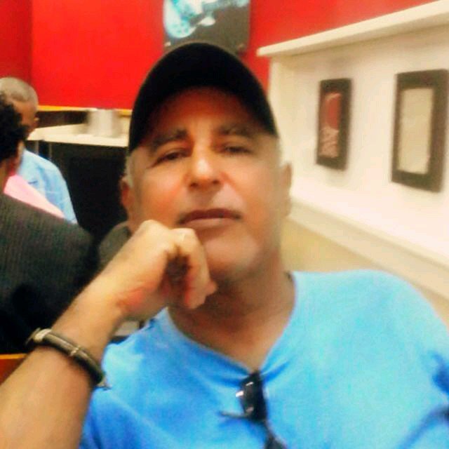 Comunicador,escritor y critico de espectáculos.