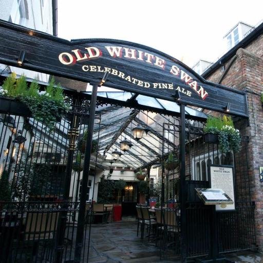 The Old White Swan (mucky duck) famous for exhibiting an 8-foot giant, the worlds tallest man in 1781.