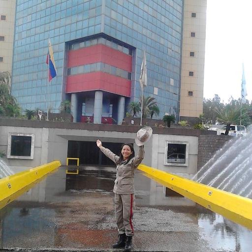 Trabajadora metalúrgica, Militante del PSUV e integrante del Colectivo SURCO. Marxista, Feminista, Chavista, ecosocialista y miliciana.