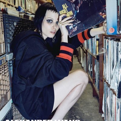 Just another music obsessed, book loving, sci-fi fan girl wrapped up in a hoodie. Instagram: glasspolly