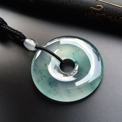 本工厂每天有大量翡翠手镯上新,家族自开料,以一手批发货源、薄利多销及诚信经营为原则,每天都有上百款翡翠饰品上架,支持淘宝交易,保证天然a货,保证性价比,更多货源请加货源微信:shouzhangxin8888