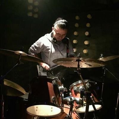 músico en práctica, baterista, percusión,  
regalo hamsters y caracoles de acuario xd (en serio)