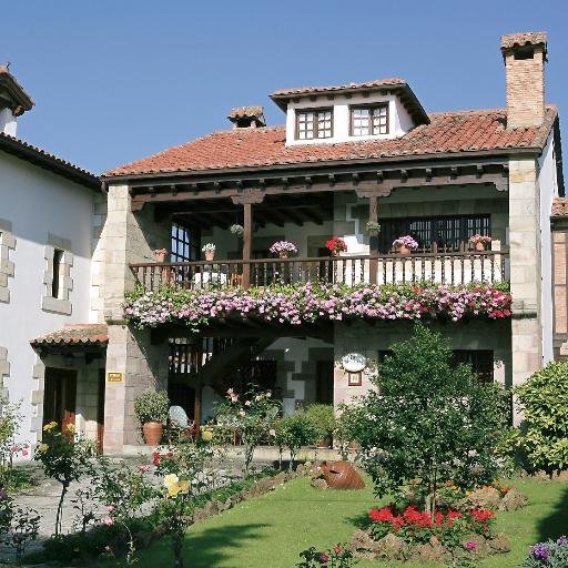 Casa rural situado a escasos metros del casco antiguo y del Museo Altamira. Dispone de Wifi gratuito, habitación adaptada y desayunos celiacos.