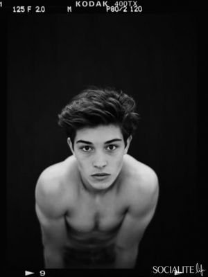 ThomasRpgReb's profile picture. Je sais faire tout plein de trucs avec un couteau et du Scotch...