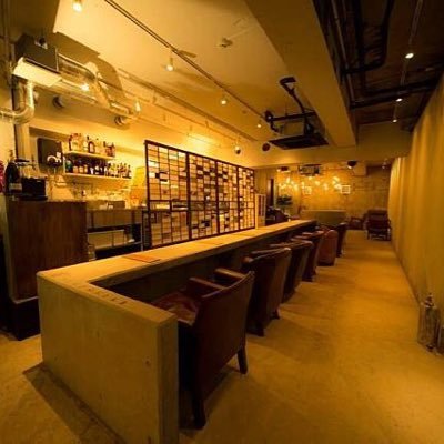 横浜関内に2015年7月1日OPENした隠れ家的Cafe&Bar。むき出しのコンクリートと暖かい照明のコントラストが生み出す曖昧で非日常的な空間を。全席こだわりのヴィンテージソファ✨なんとカクテル300種類以上‼️Foodは本格的な肉料理からパンケーキなどのCafeメニューも有♪飲み放題も有り¥1,980～‼貸切もok