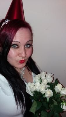 Hi! my name is Lizzie & I live in Belfast! I'm happy to have new friends & see beautiful places! ~Ilzhuks
