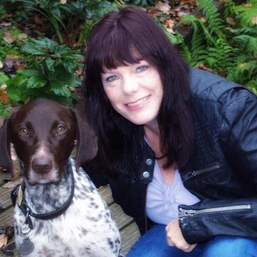 ArinnaGlass's profile picture. 🎨Fused glass artist and designer 🐾pointy owner 🐬beach comber 💟handmade