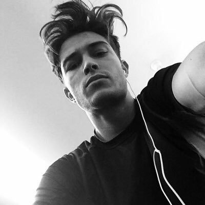 ryanrpgnyas's profile picture. L'inconvénient lorsque l'on est comme moi, c'est que même la douleur ne m'arrête pas.