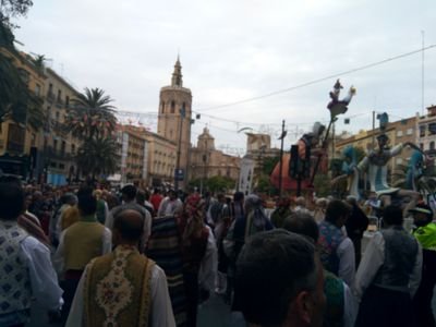 Valencianot, amant de l'esmorssar i del automovilisme, #@mort amb el que es pose per davant.