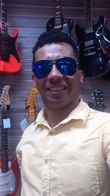 Vocalista de Louvadeira Católica, com mais de 15 anos se trabalho artístico. Atualmente em carreira solo.