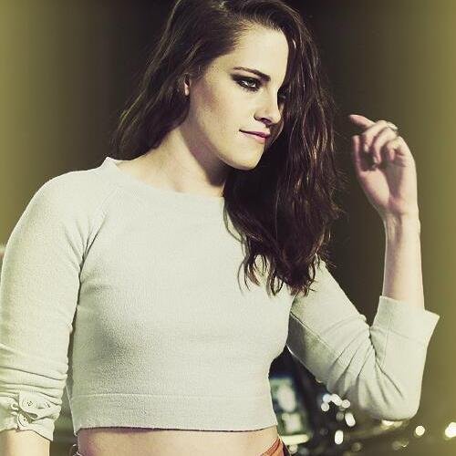 Sinceridade parece ser um problema hoje. Mas eu prefiro ser odiada a ser uma pessoa falsa e tola.
-Kristen Stewart
http://t.co/73UqBF4X
