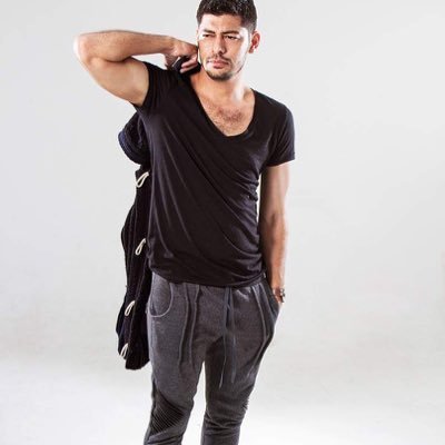 MaxJeremias's profile picture. Androide que se autopercibe como hombre - Mis clientes dicen que soy creativo y mi mamá dice que soy guapo.