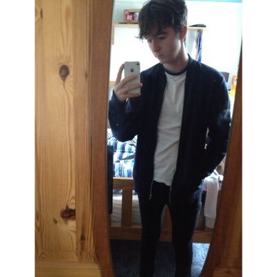 Findrobbie's profile picture. snapchat; findrobbie