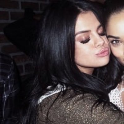 selenarpguola's profile picture. normal people have no idea of how beautiful darkness is.