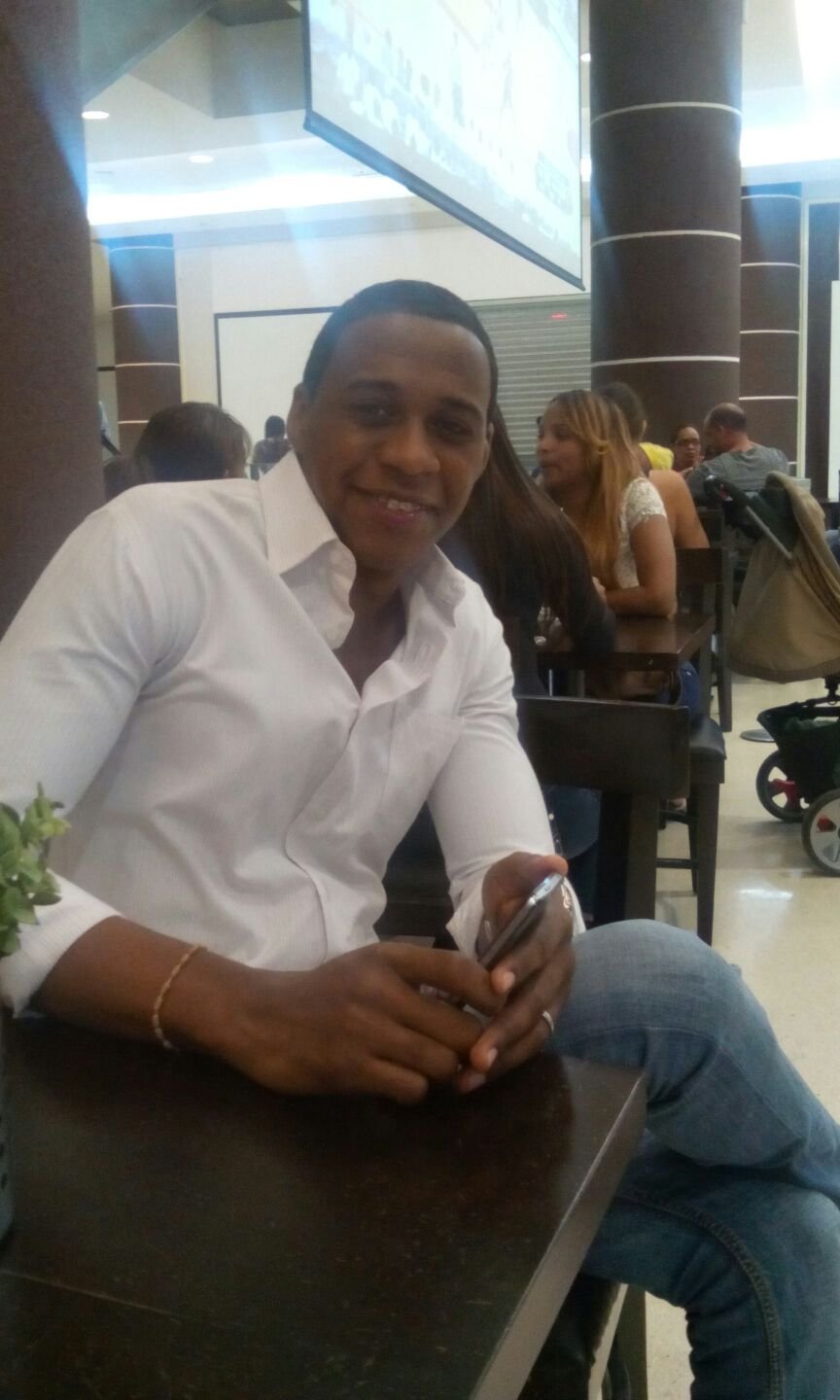 Trabajor,   ex  estudiante de ing en sistemas,   graduado de electrónica industrial  , apasionado, padre de hellen mariel. Divertido sincero
