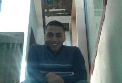مصطفى رشاد طالب فى كليه الفنون الجميله احترفت الكوره وبطلت والحمد لله
