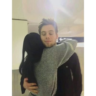 ti ho corso dietro così tanto tempo, che ad un certo punto ti ho superato.








@Luke5SOS hero.