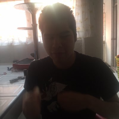 Resumir mi vida en una frase sería una pena, extenderme en un libro serían dos más. Me gusta la música, la literatura y los idiomas. Contacto: mig_pach@pm.me