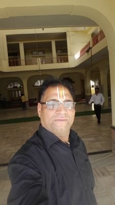 professor hindi in aggarwal collge.jyotisi.karmkandachary.bjp worker.poet.anchor.phloshper in bhartiy darsahn.