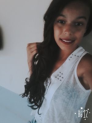 - Menina do sorriso sincero do coração cheio e da alma vazia ... Menina que chora por tudo, e que não entende o mundo. ⚓⚠