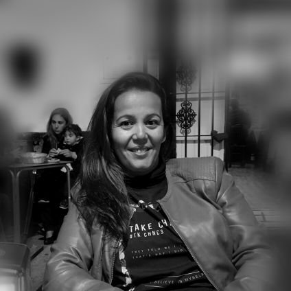 Una de esas personas raras que decide defender a ese reducto de lo que llamaban la clase obrera. feminista ante todo.. Y todas.