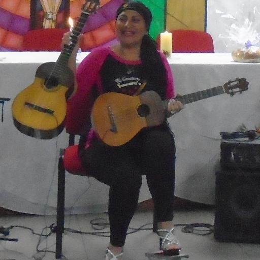 Era Ing Civil ahora soy Directora de la organización cultural VENEZUELA IDENTIDAD MUSICAL y AMO mis Cuatros