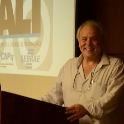 Mestre em Marketing. Professor e Consultor com foco na Inovação, no empreendedorismo e na Educação. Segue de volta! #QueBomqueViesti_SDV