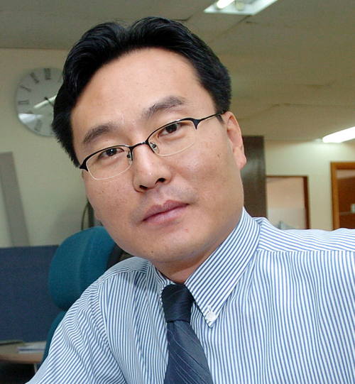 I'm a newspaper political dept. reporter ; a journalist ; a pressman   '이상은 높게 사랑은 깊게 우정은 아름답게 그리고 잔은 평등하게~' 혼란한 세상의 optimist가 되고 싶습니다.
