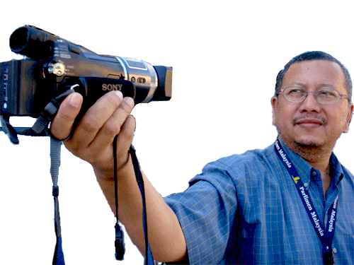 Shukur's profile picture. Semi-pensioner. Once full time video producer/journalist. Flies drones for fun and profit.