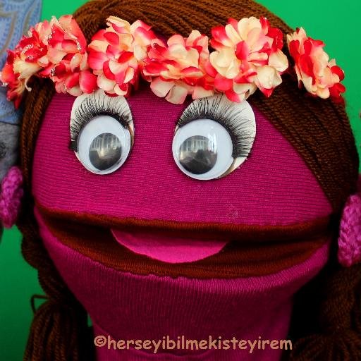 Şəkildə böyük görünsəm də, əslində, cuppulu qızam :) Bildiklərimi paylaşmağı çox sevirəm. Hər şeyi bilmək istəyirəm deyən balaca dostlarımın sevimlisiyəm ;)