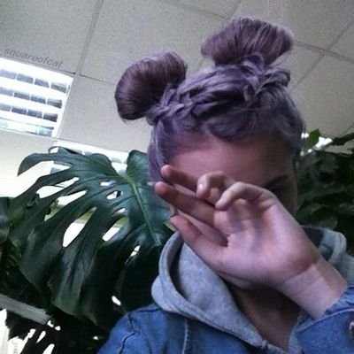 Espxctra's profile picture. Si quieres vivir una vida feliz, atala a una meta, no a una persona o a un objeto. | Escuchar rock me hace bien al alma✨