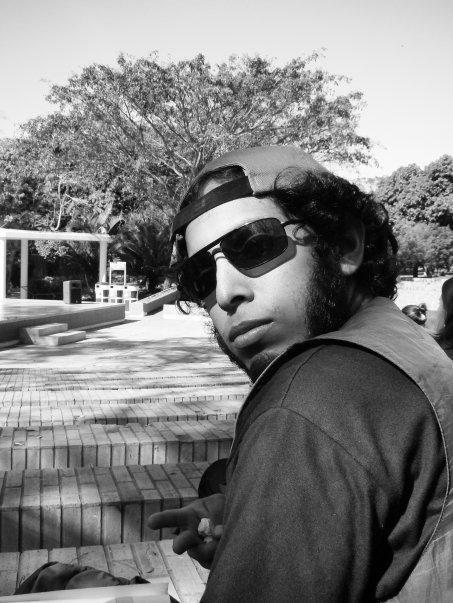 nacio el 23 de diciembre de 1988 criado en la Parrq. San Blas. Estudiante de Biología y le gusta escribir pequeñas historias d forma poética La Voz Dormida OZ