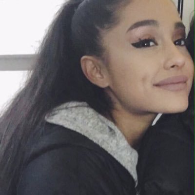 follow @ArianasDevour she gave you a free follow and lost over 700 followers :( not this acc