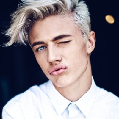 luckyrpgwhl's profile picture. Psychologue | 22 ans | Bi | Frère de Mia.