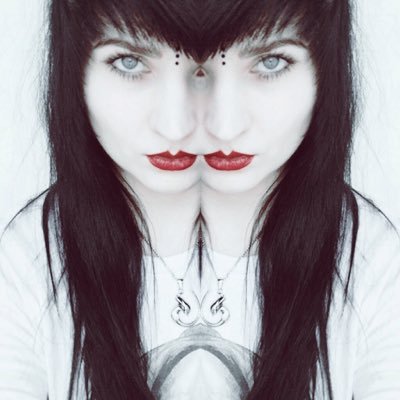 Lipstick stains & video games. • »I like being weird. Weird's all I got. That - and my sweet, sweet style.« • 1 Teil von @I3Agency • she/her