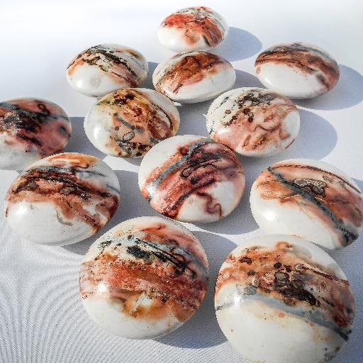 SelenaBragg's profile picture. Wife and Mum who loves making pottery in her garden studio.