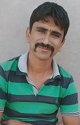 कुछ लोगो को लगता है उनकी चालाकियाँ मुझे समझ नहीं आती ।
मैं बड़ी खामोशी से देखता हूँ...
उनको अपनी नजरों से गिरते हुए....