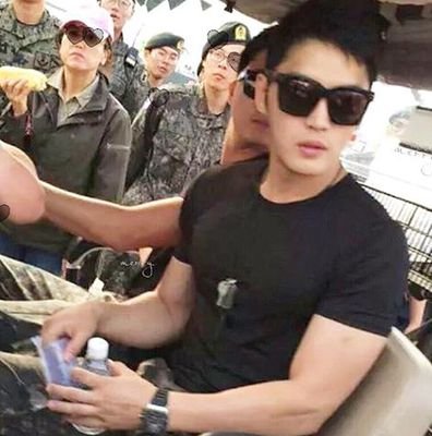 JJ of JYJ. Follow the real one @bornfreeonekiss https://t.co/oOcCKW3KaR… (on military service) #Cassiesquad #ARMYSHINKI